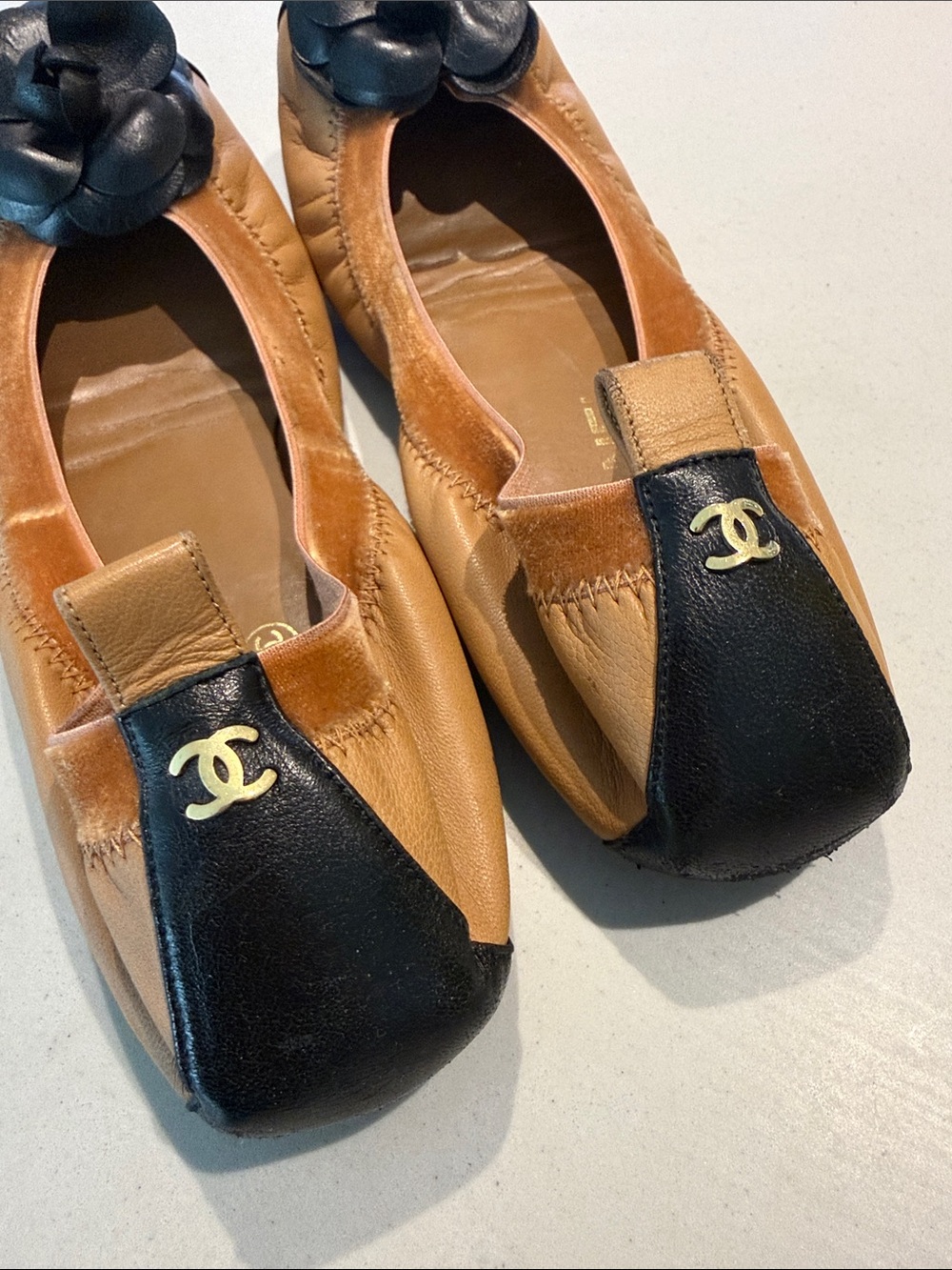 CHANEL Tan and Black Camellia Leather Ballet Flats - Picture 2 of 4